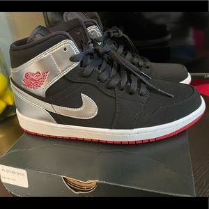 Air Jordan 1 Mid 'Black Metallic Silver'